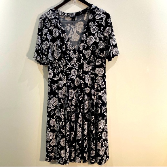 TORRID Sz 00 (Sz 10 equiv.) A-Line Floral V-Neck Bat Wing Sleeves Cinched Dress - Picture 1 of 8